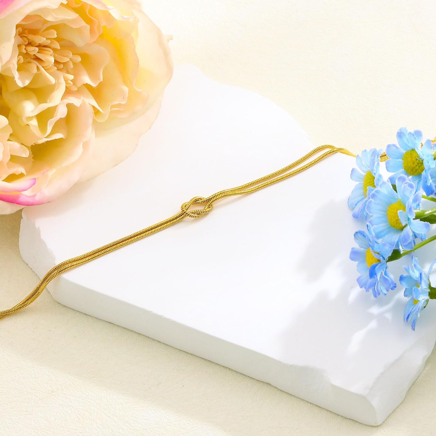 Detalle de HEYEJET Liebesknoten-Armband aus Edelstahl (Silber/Gold) mit Schlangenkette – Geschenkidee für Paare, Frau & Mädchen