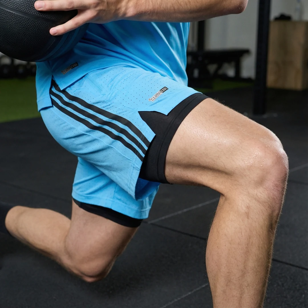 Detalle de Pantalón corto de entrenamiento 2 en 1 Tech Essentials de Adidas