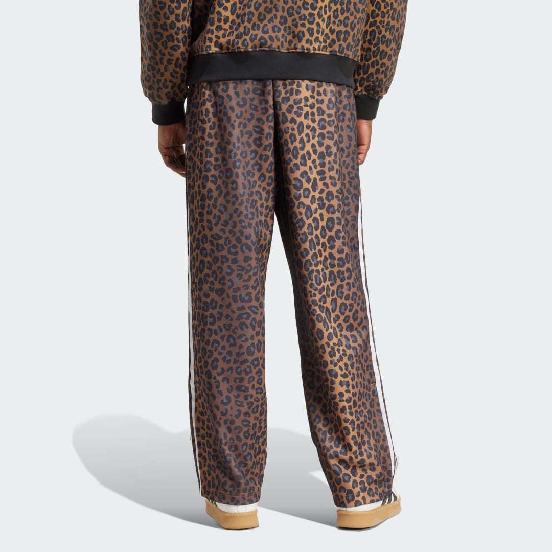 Detalle 2 de Pantalón holgado con estampado de leopardo Firebird de adidas (marrón)