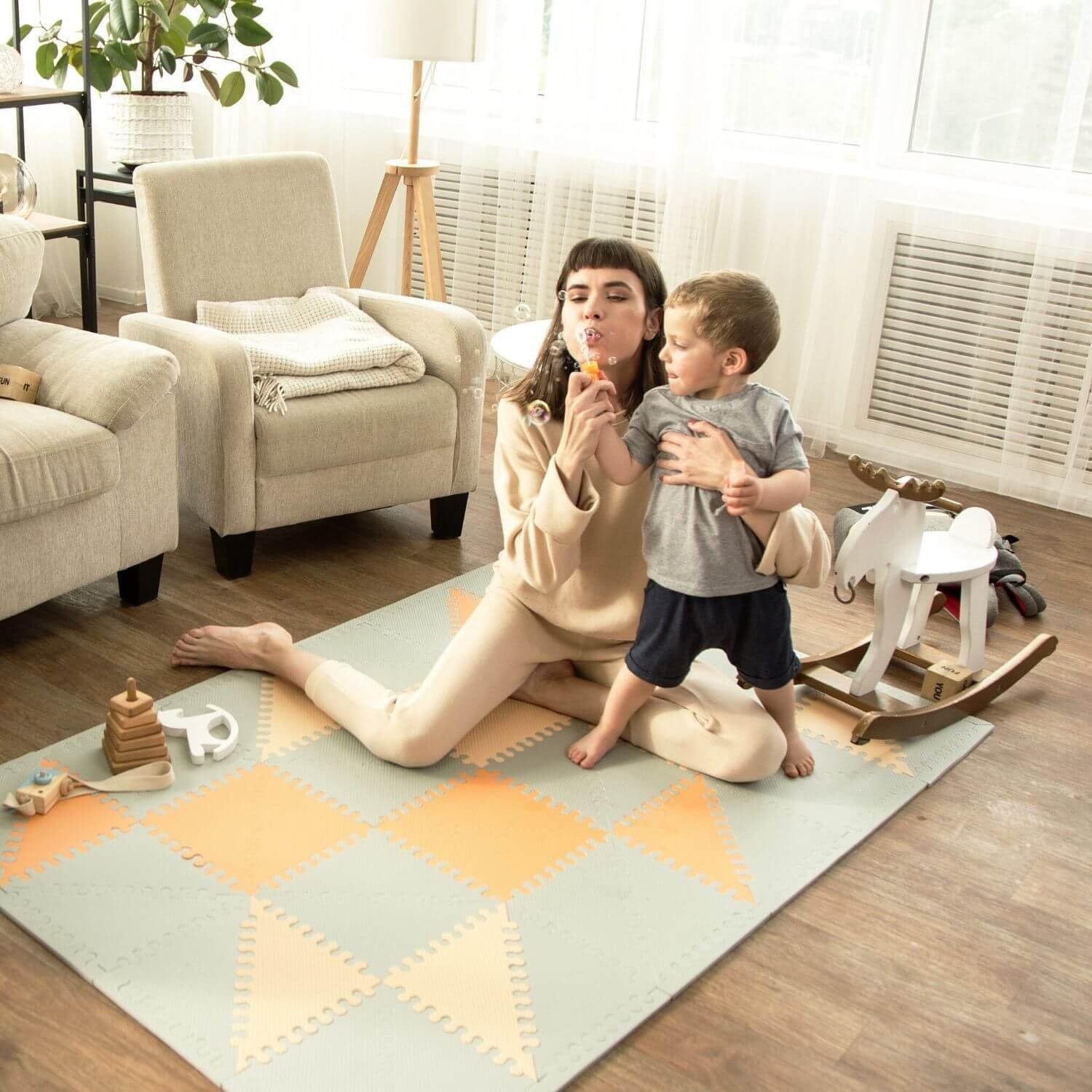 Detalle de Hakuna Matte große Puzzlematte für Babys Hygge (1,72 x 1,16 m) – schadstofffrei, geruchlos, 48 Dreiecksfliesen