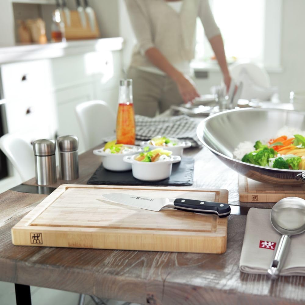 Detalle 2 de Zwilling 30772100 - Tabla de cortar de bambú mediana