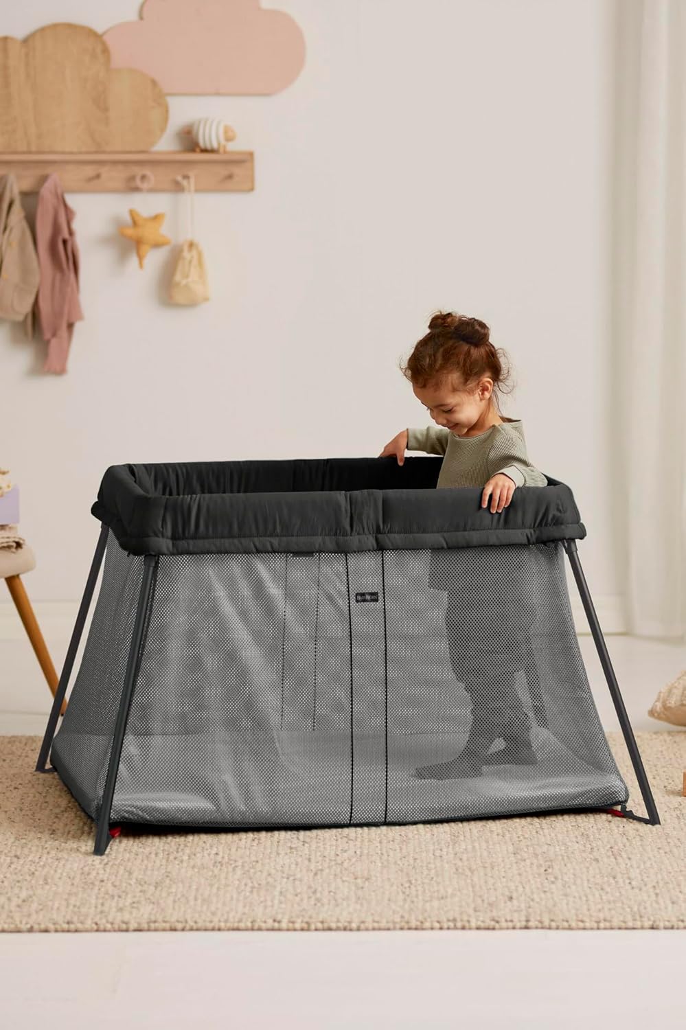 Thumbnail 4 de BabyBjörn Travel Cot Light + Fitted Sheet, Black