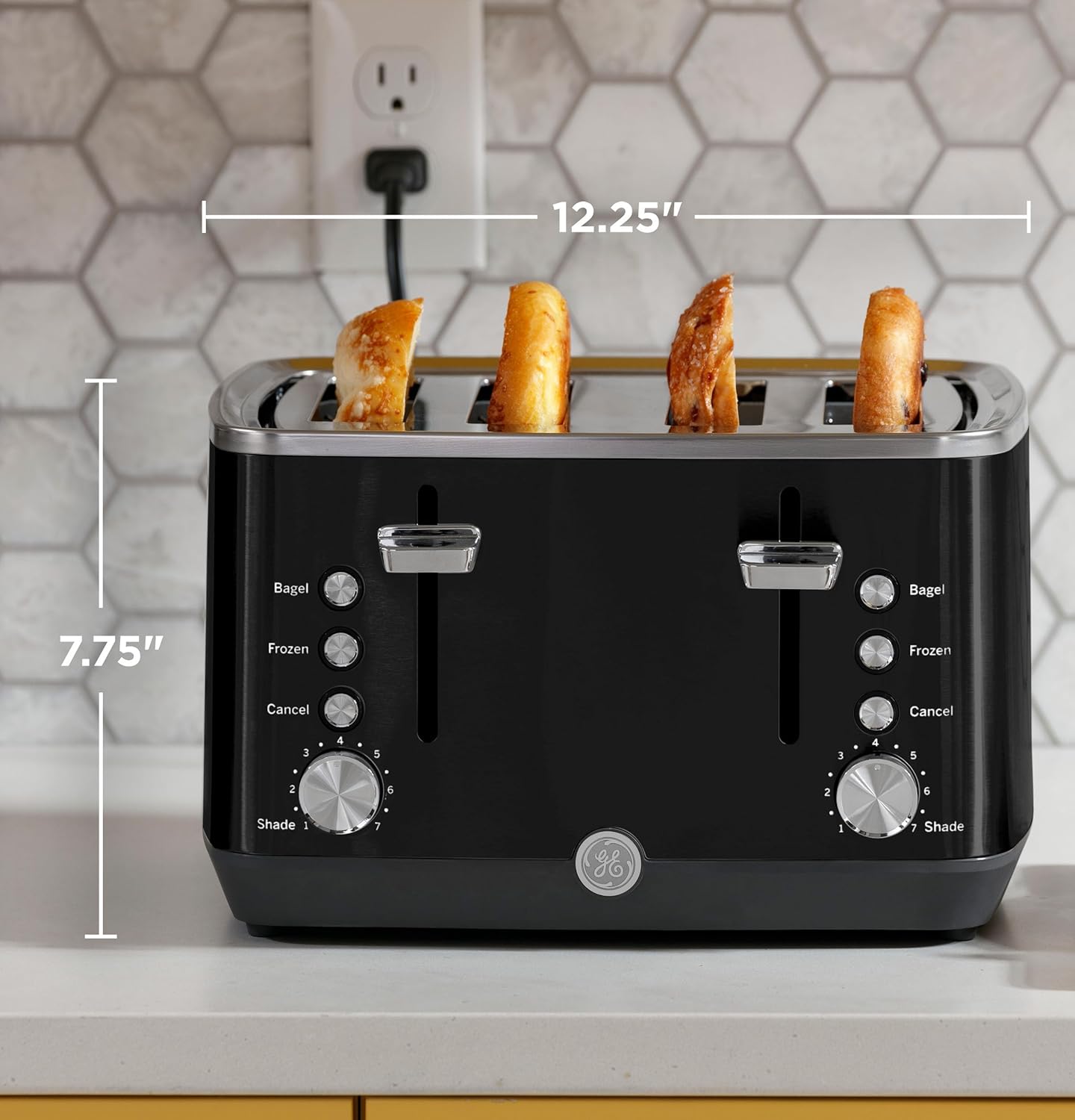 Detalle 2 de GE 4-Slice Toaster with Extra-Wide Slots, 7 Shade Settings (1500W) — Black