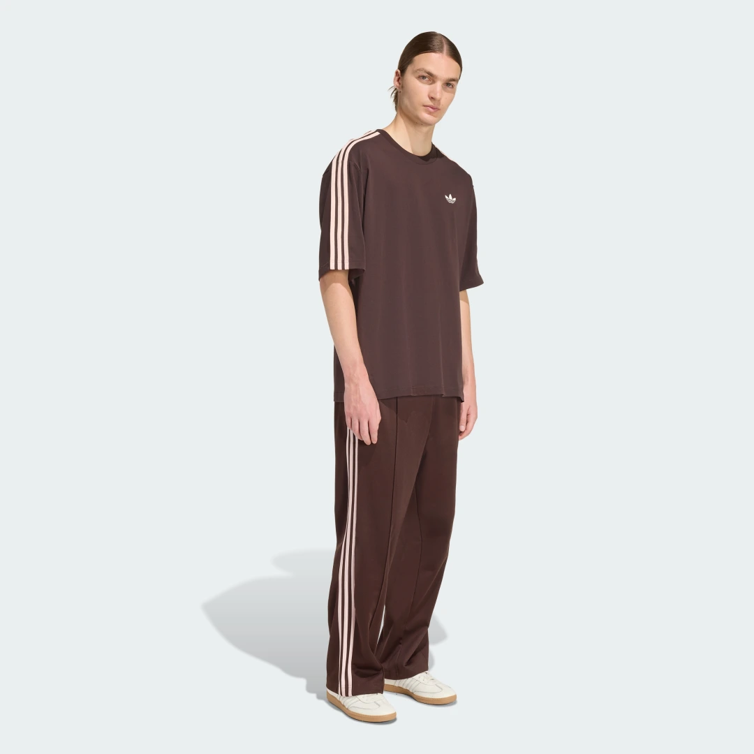 Detalle de Pantalón Baggy Adidas: estilo desenfadado y comodidad para el día a día