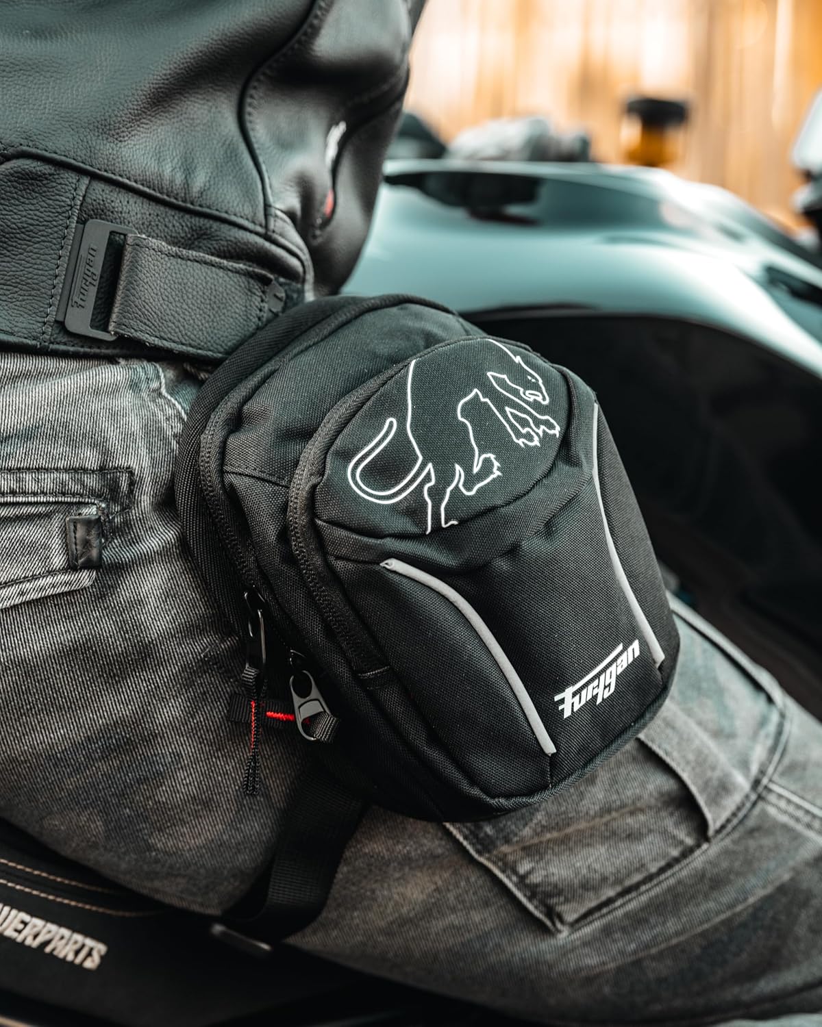 Detalle de Furygan Colt Evo 2 – czarna motocyklowa torba na nogę z regulowanymi paskami