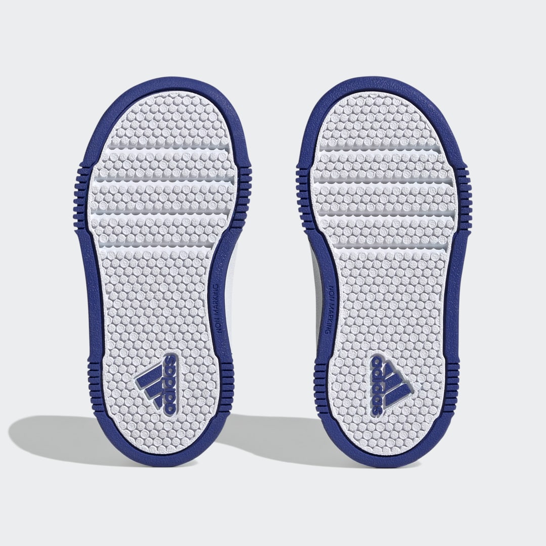 Detalle de Adidas Tensaur Hook and Loop: zapatilla blanca para uso diario y comodidad sencilla