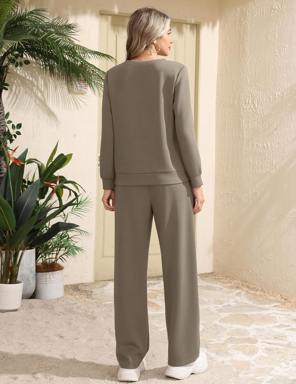 Detalle de Ekouaer Two-Piece Lounge Set with Pleated Top and Wide-Leg Pants