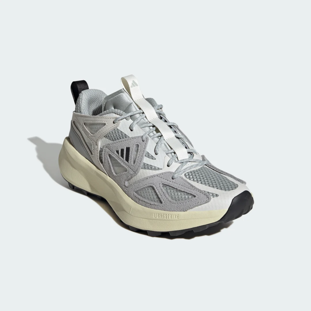 Detalle de Adidas Kantai Trail: Zapatilla Gris para trail ligero, pensada para rutas moderadas
