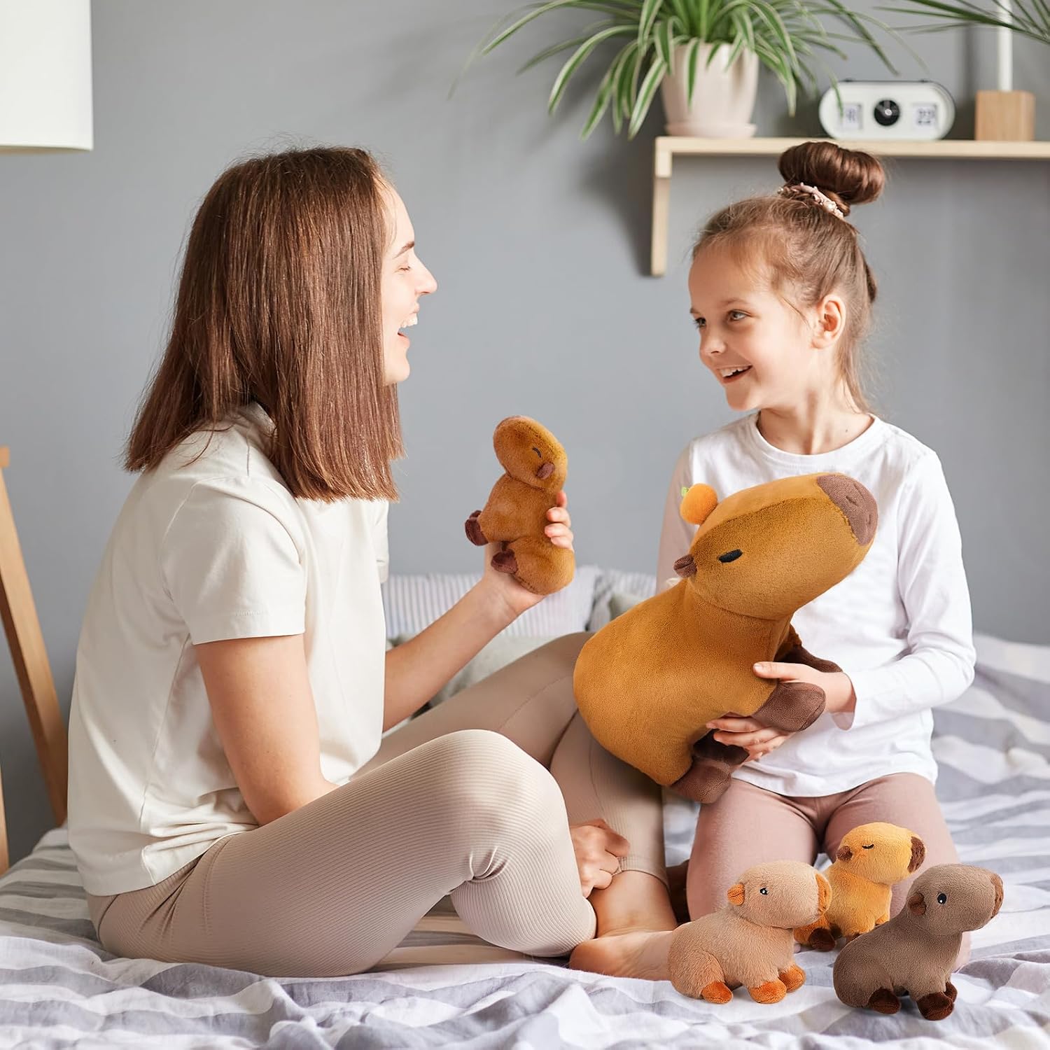 Detalle de OUOZZZ 15" Capybara Family Plush Set – Mummy with 4 Babies