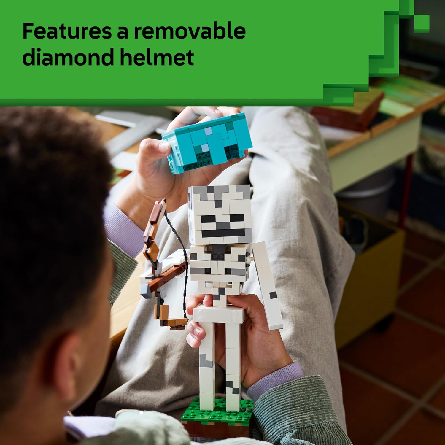 Detalle de LEGO Minecraft The Skeleton Toy – Figure with Diamond Helmet, Bow & Arrow and Grass Base (21594)