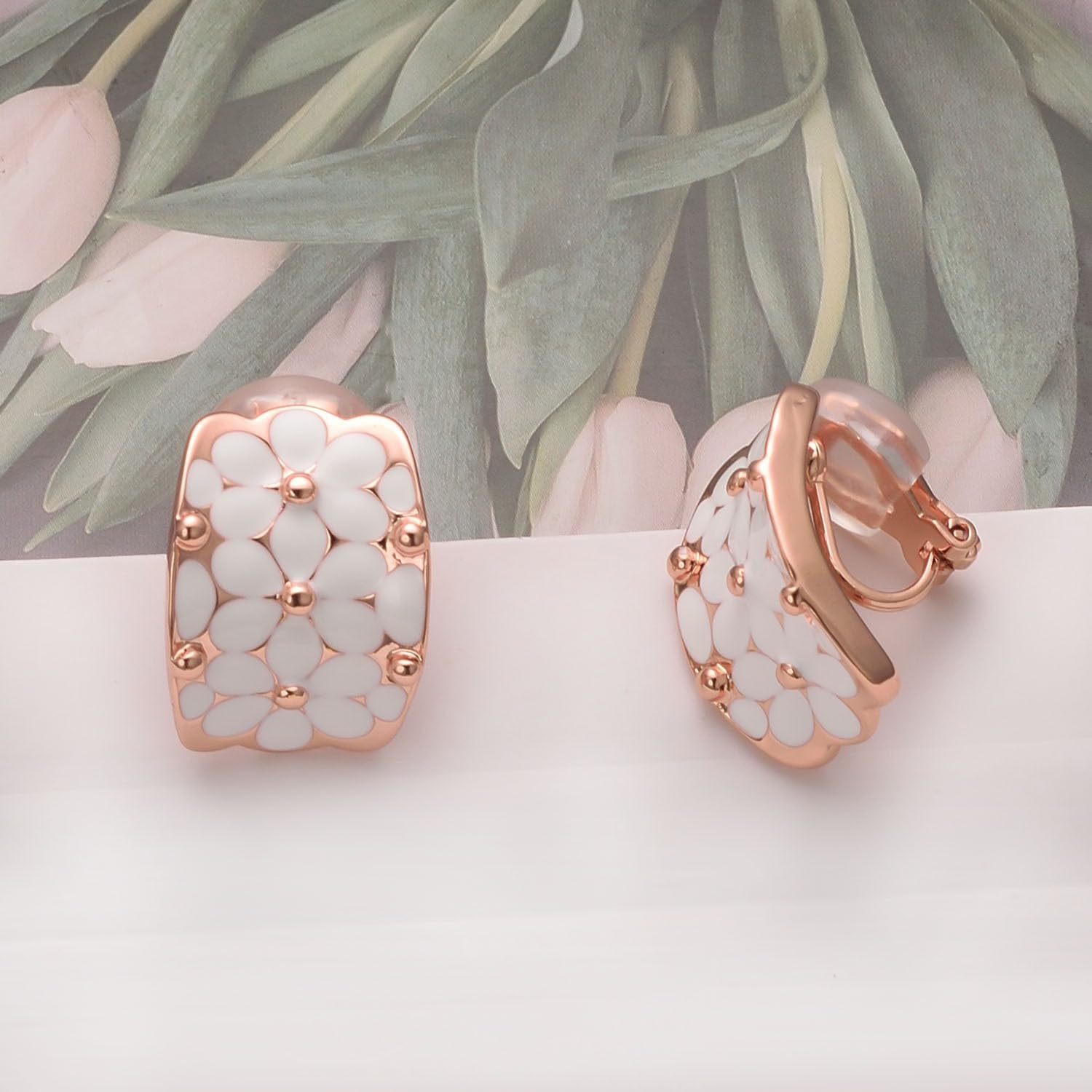 Detalle 2 de Vissen Weiß Blumen Rosegold Ohrclips Damen – Roségold, weiße Blume, 20 mm