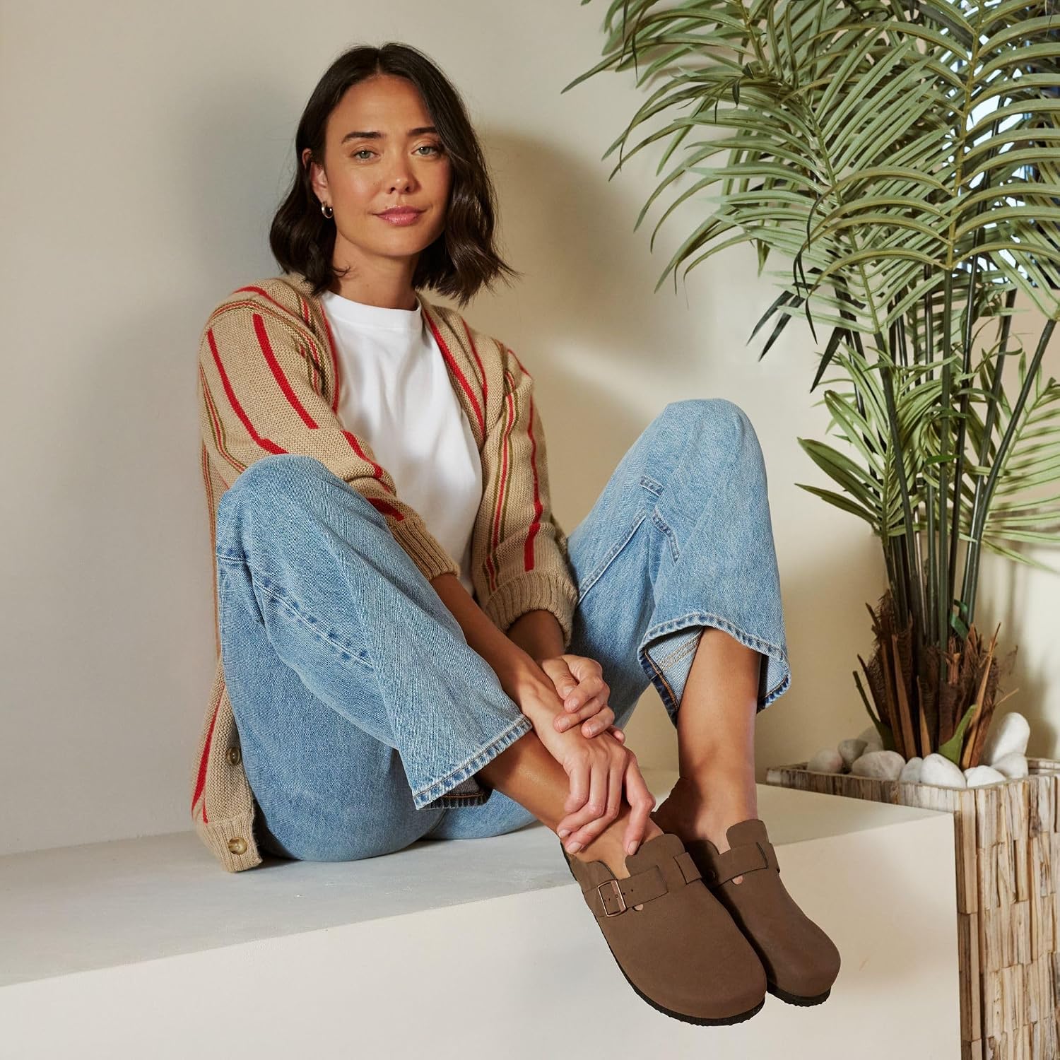 Detalle de Project Cloud Manchester Leather Clogs for Women with Memory Foam and Water-Resistant Upper