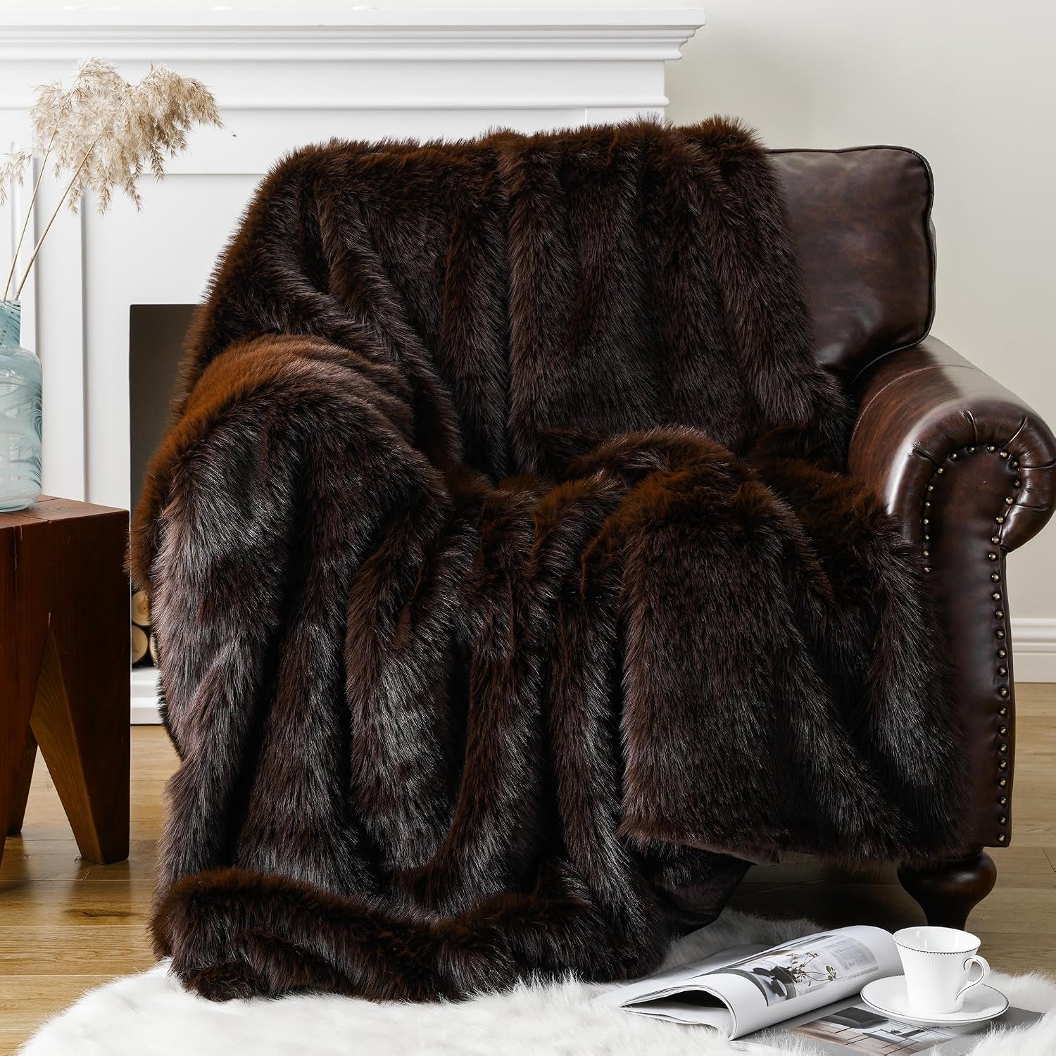 Detalle de Battilo Chocolate Faux Fur Throw Blanket, 60" x 80", Long-Pile, Two-Sided
