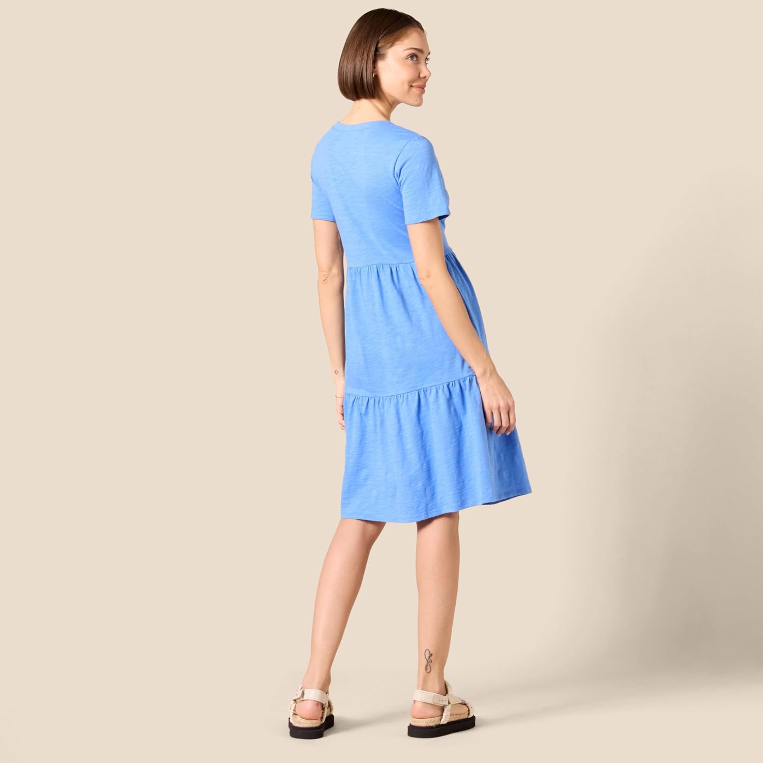 Thumbnail 2 de Amazon Essentials Damen Kurzärmliges, gestuftes Kleid mit Rundhalsausschnitt