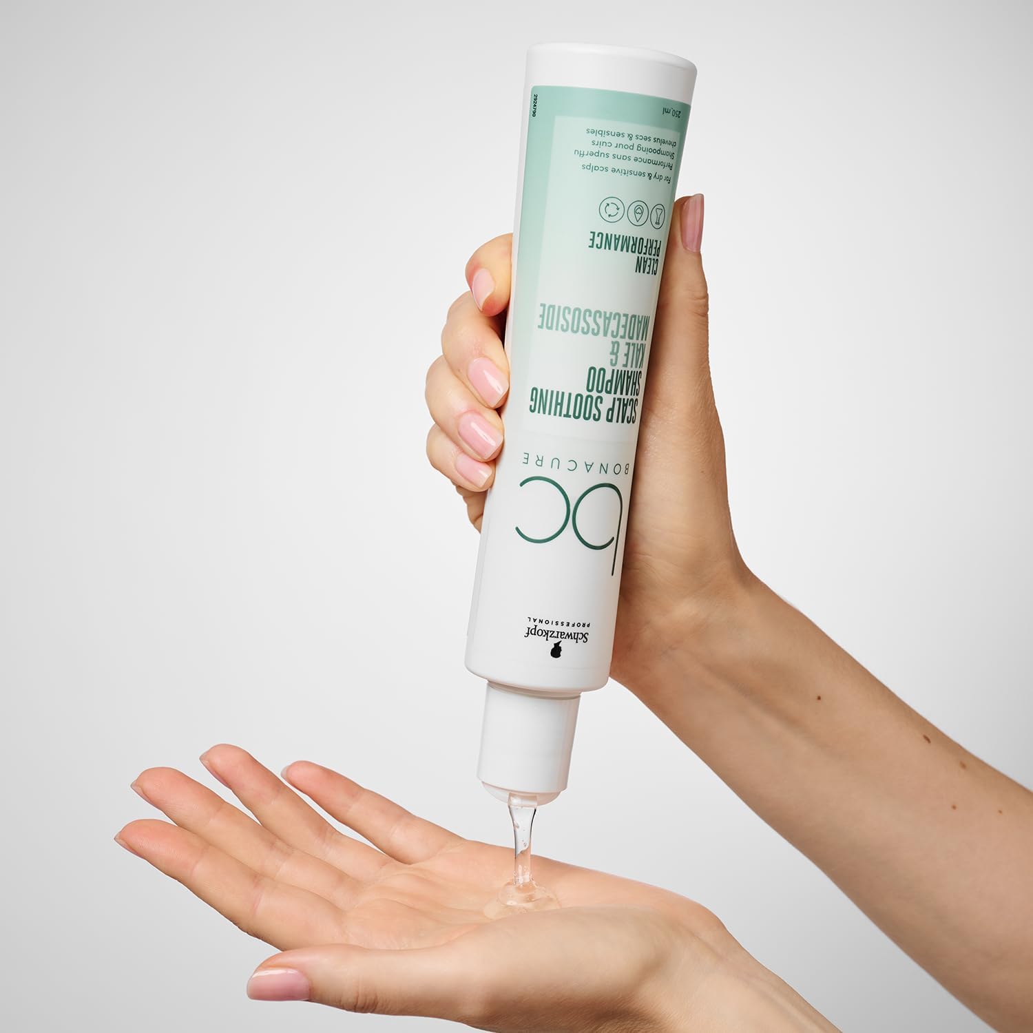 Thumbnail 4 de Schwarzkopf Professional Bonacure Soothing Shampoo for Dry, Sensitive Scalp (Kale & Madecassoside) 250 ml
