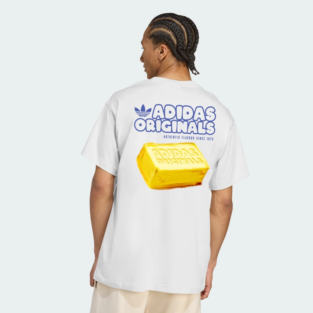 Detalle 2 de Camiseta estampada Butter de Adidas — Hombre o mujer, estilo cómodo en blanco