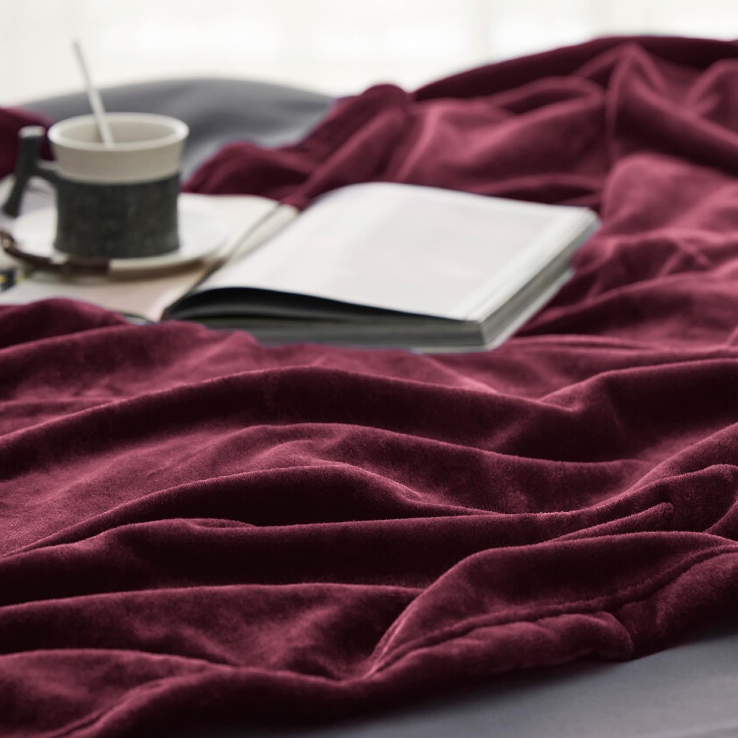 Detalle 2 de BEDSURE Kuscheldecke Flauschig (Fleece-/Fleecedecke) in Weinrot – XXL Wohn- & Couch-Blanket 220x240 cm