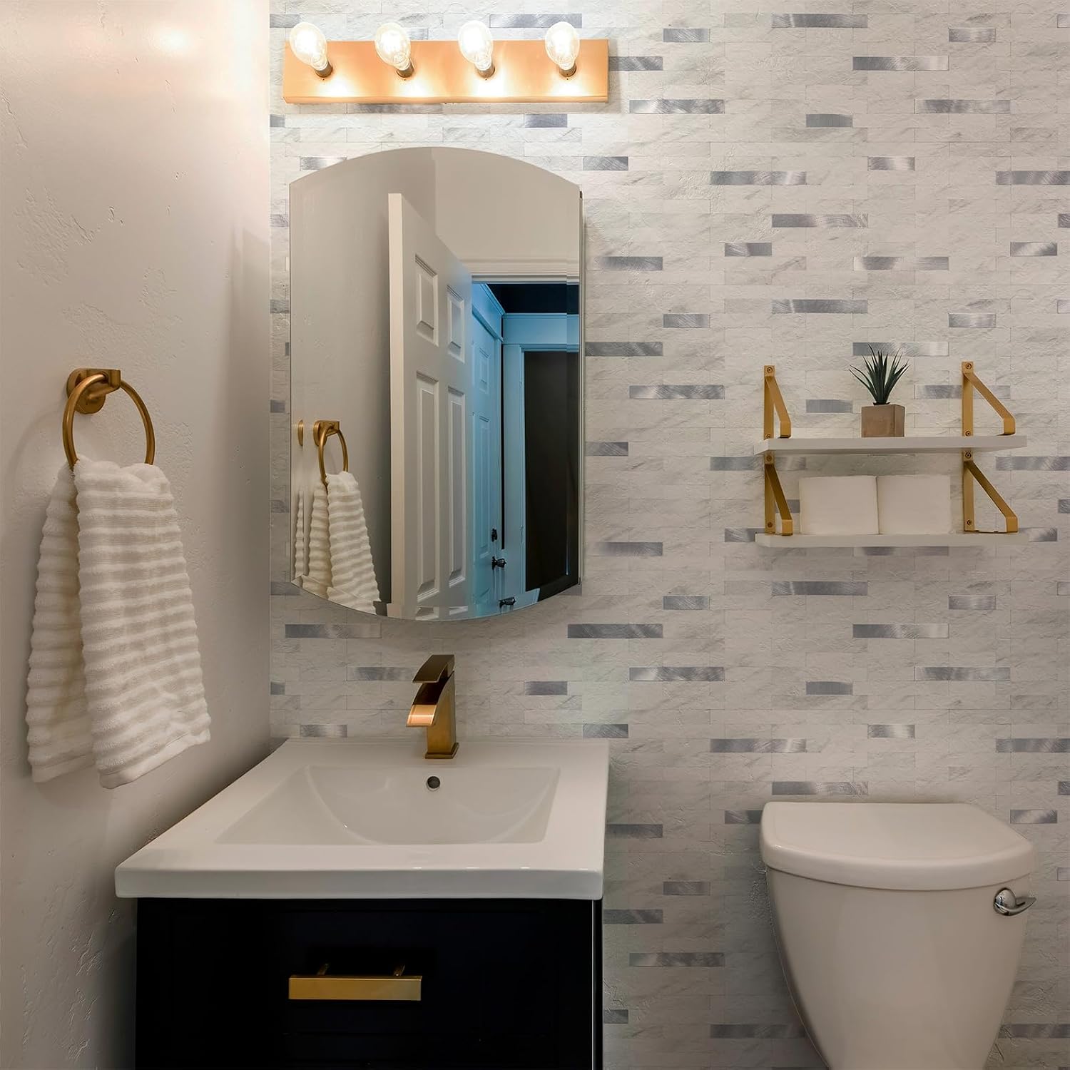 Detalle 2 de StyloVue Peel-and-Stick Backsplash in White Marble