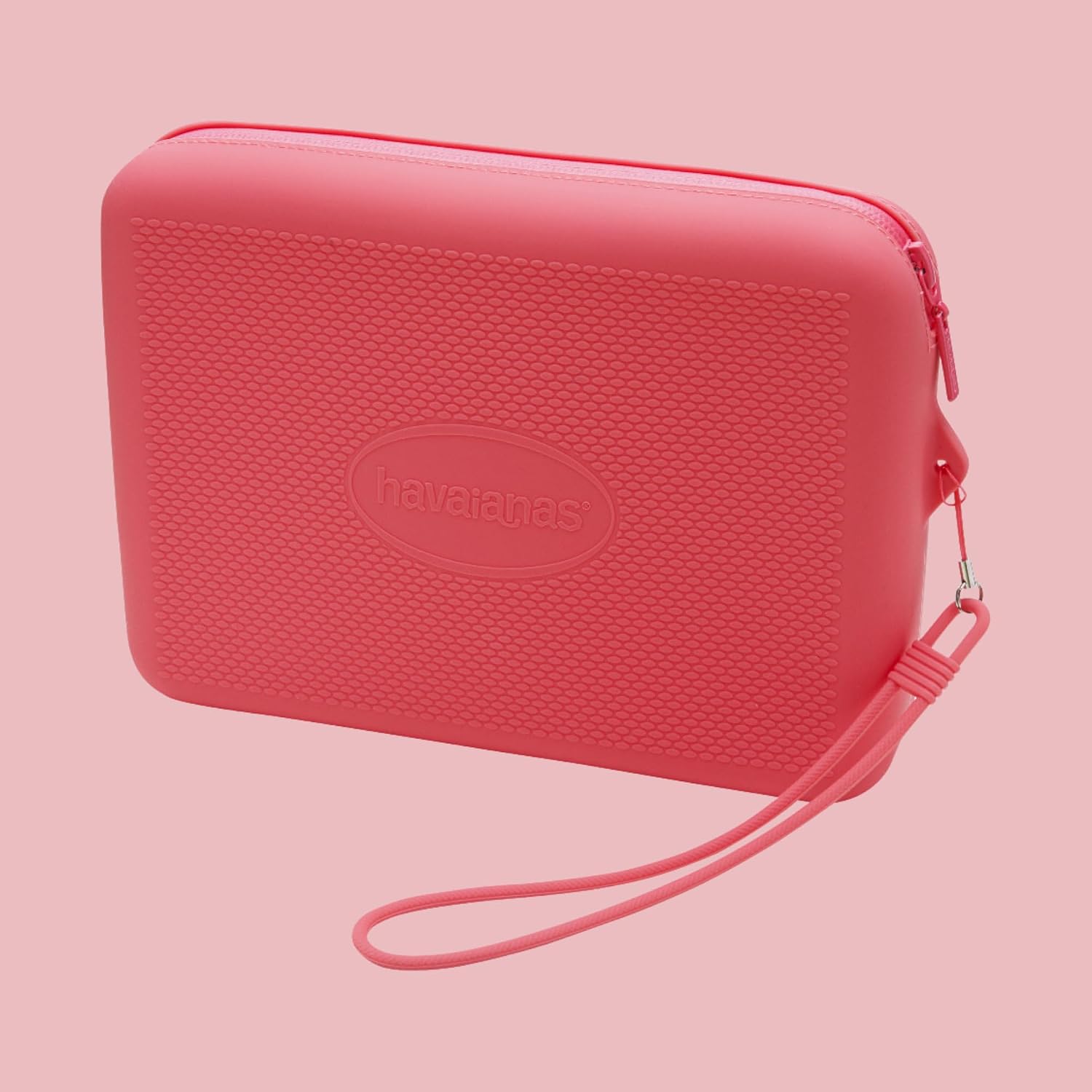 Detalle de Havaianas Beach Nécessaire (23 x 16 cm) en silicone imperméable, fermeture zippée et bandoulière