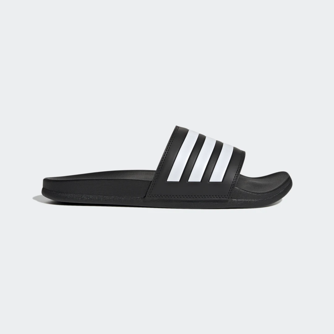 Detalle de Adidas Adilette Comfort en negro: chancla versátil, para playa y city-sandals