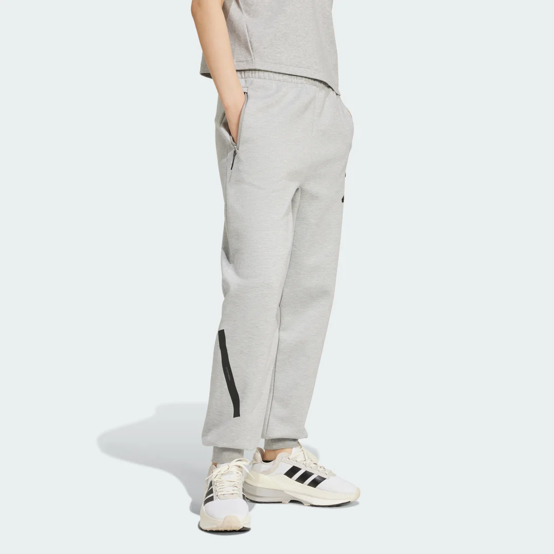 Detalle de Pantalón adidas Z.N.E. gris – comodidad y estilo para entrenos y descanso