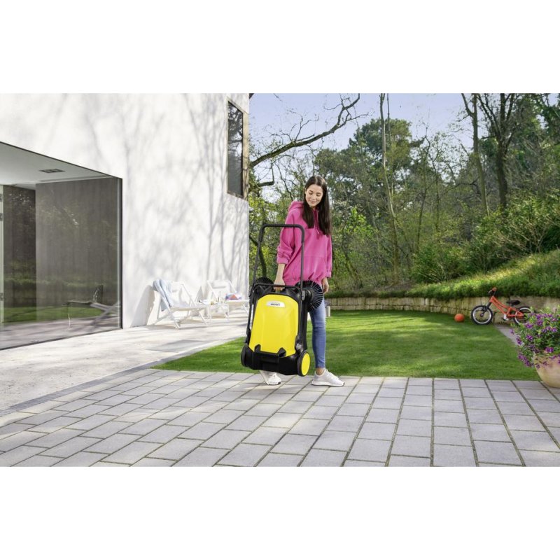 Detalle de Barredora Kärcher S 4 Twin 680 mm – 20 L, 2400 m²/h