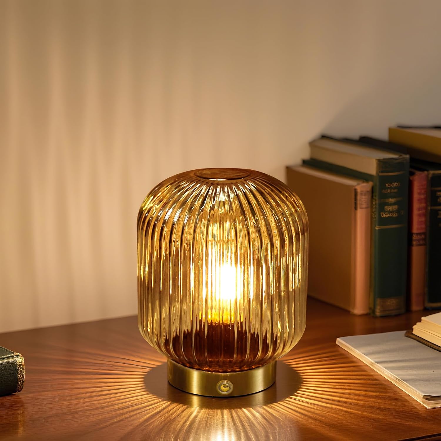 Detalle de MJ PREMIER Rechargeable Yellow Glass Lamp with Memory Function