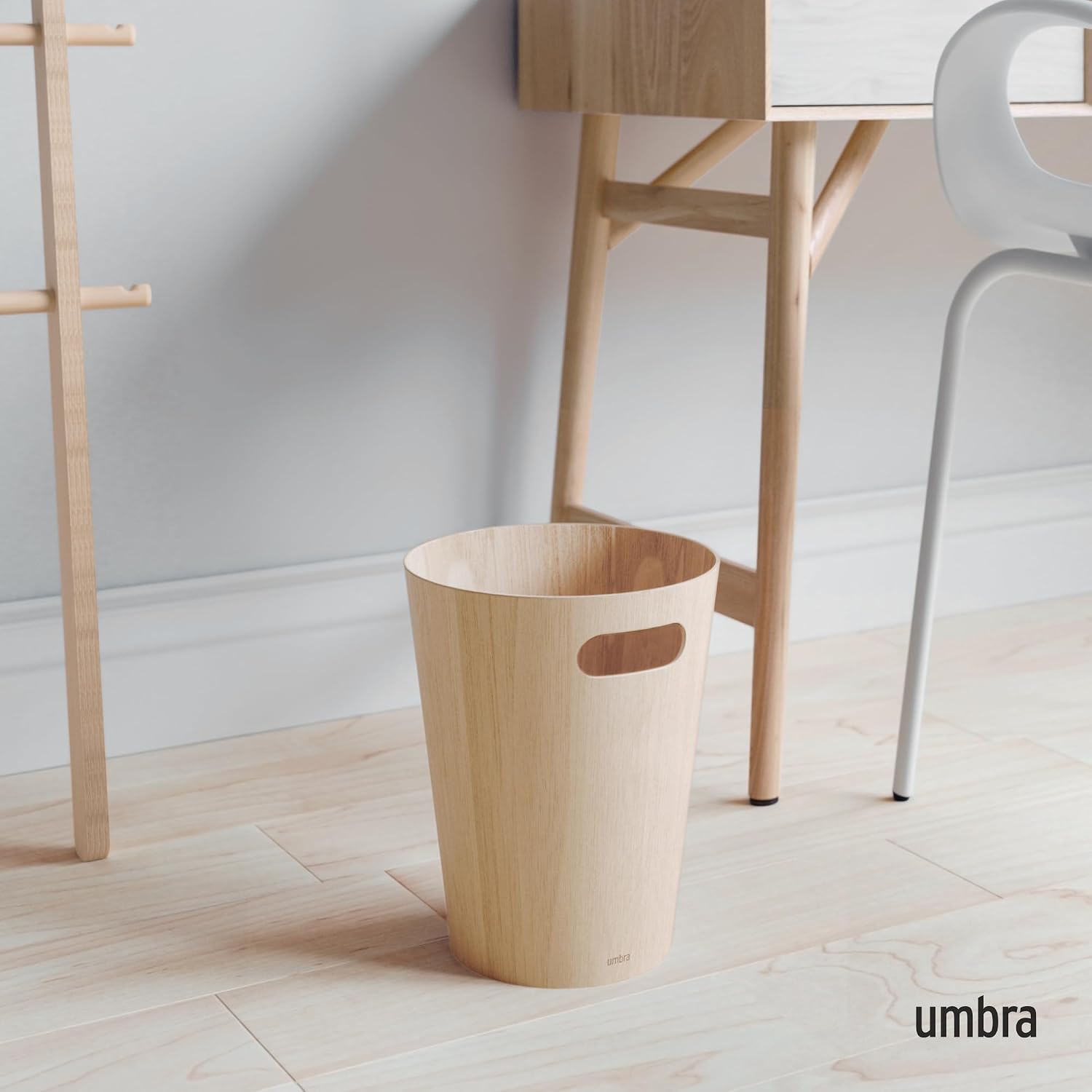 Detalle 2 de Umbra Woodrow papperskorg i tvåfärgat trä, 7,5 l, natur