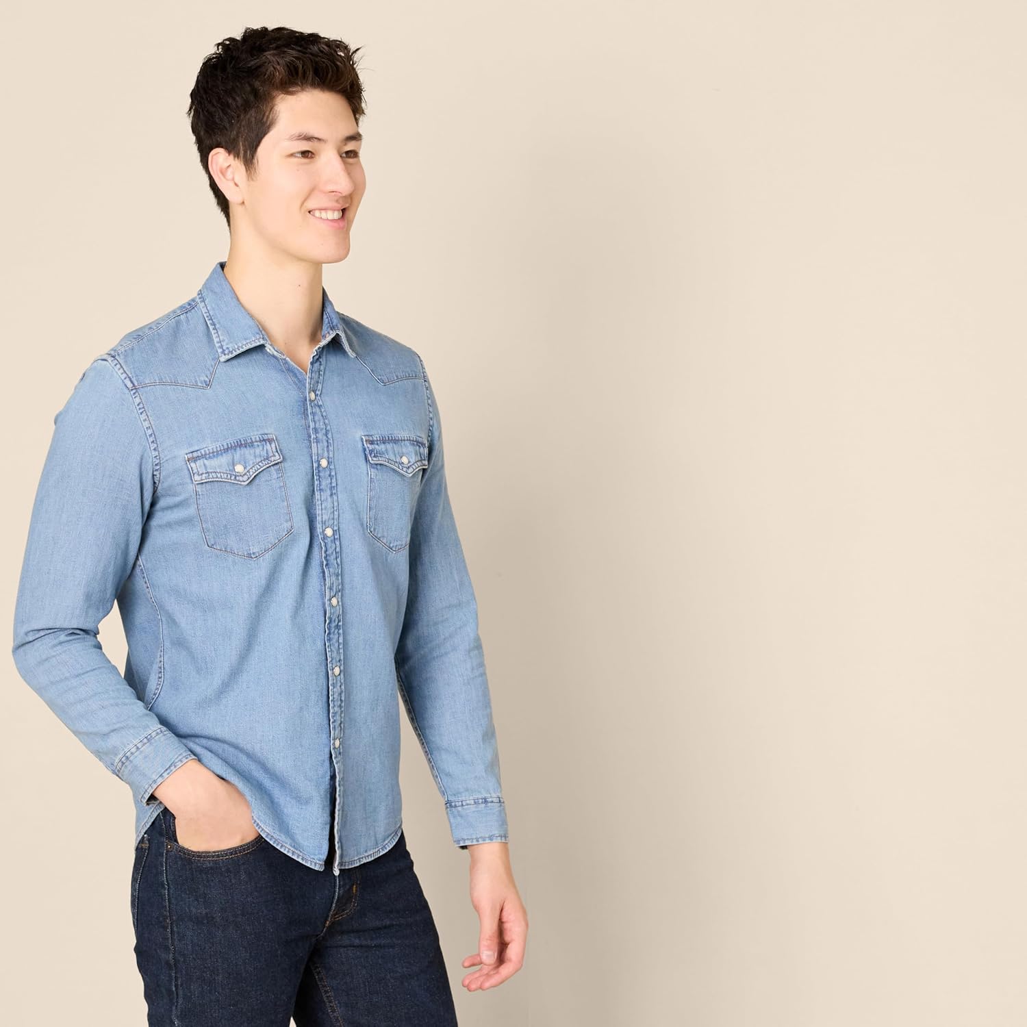 Thumbnail 2 de Herren Slim-Fit Jeanshemd mit langen Ärmeln und Druckknöpfen – Amazon Essentials