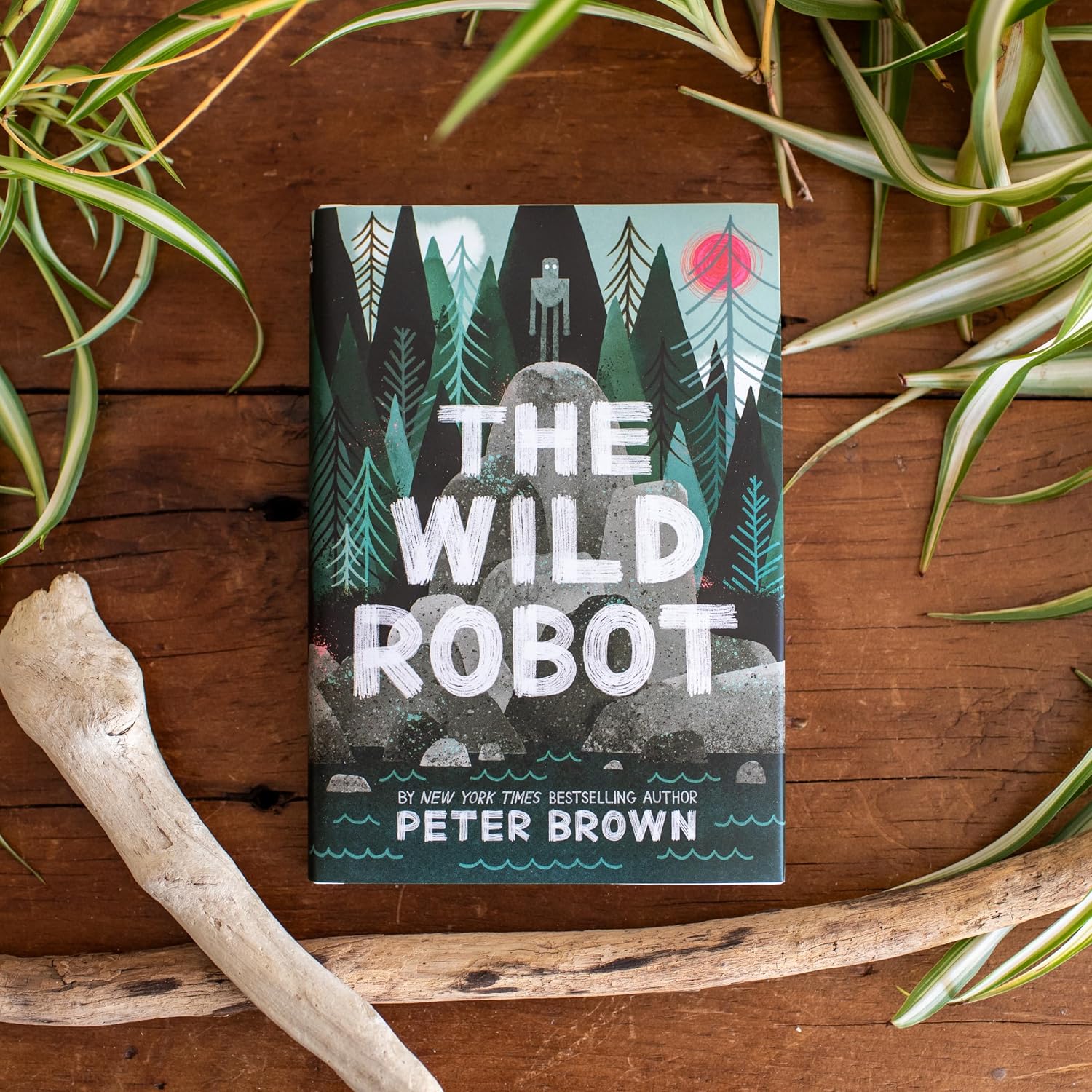 Detalle 2 de The Wild Robot (Volume 1) Hardcover Book by Peter Brown