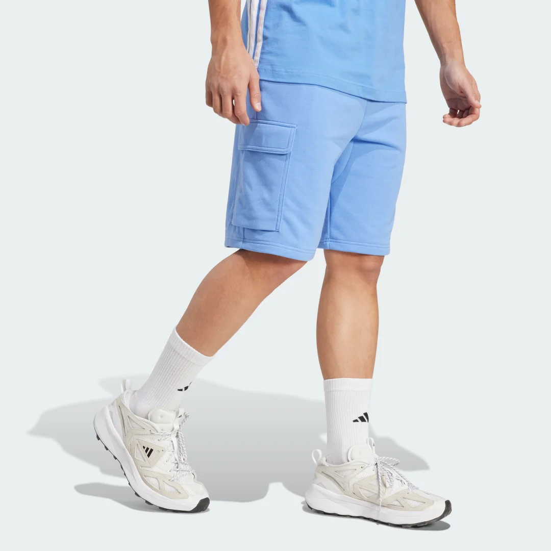 Detalle de Adidas Essentials Feel Cozy French Terry Cargo: pantalón corto azul para el día a día