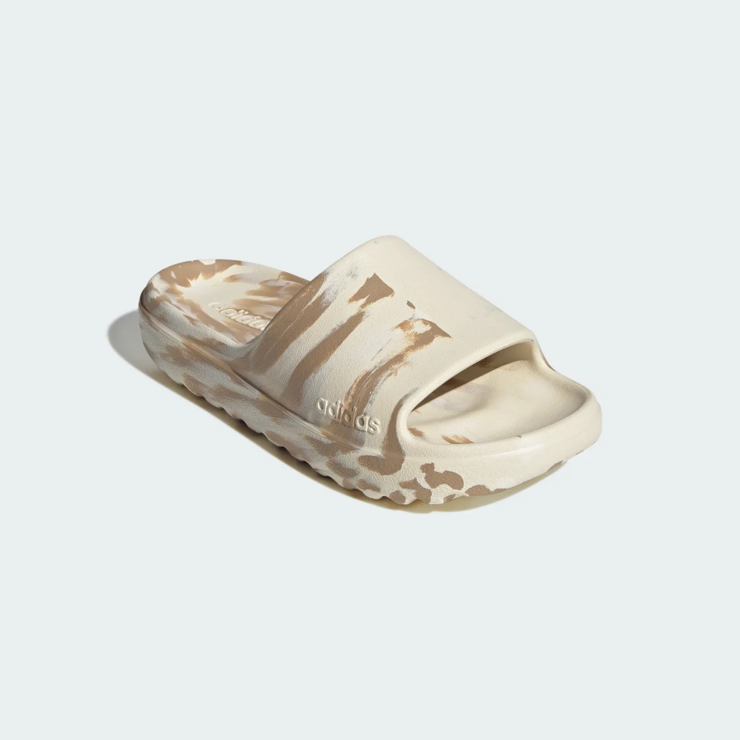 Thumbnail 3 de Adilette Lumia de Adidas: Chancla marrón para uso diario cómodo y práctico