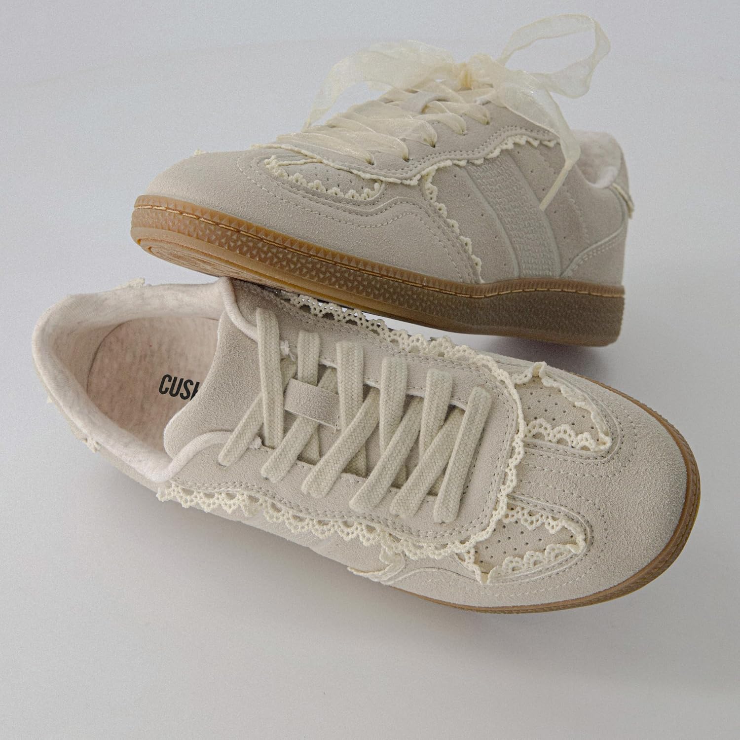 Detalle 2 de CUSHIONAIRE Women's Sneakers with Memory Foam