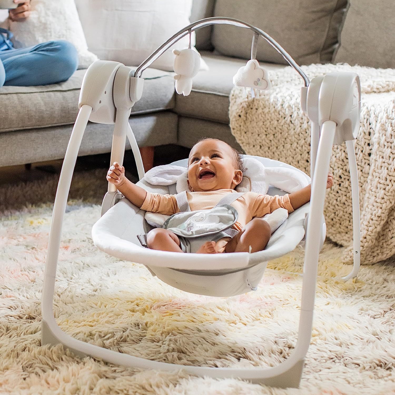 Detalle 2 de Ingenuity Balancelle Compacte Cuddle Lamb – 6 vitesses, 12 mélodies, arche amovible