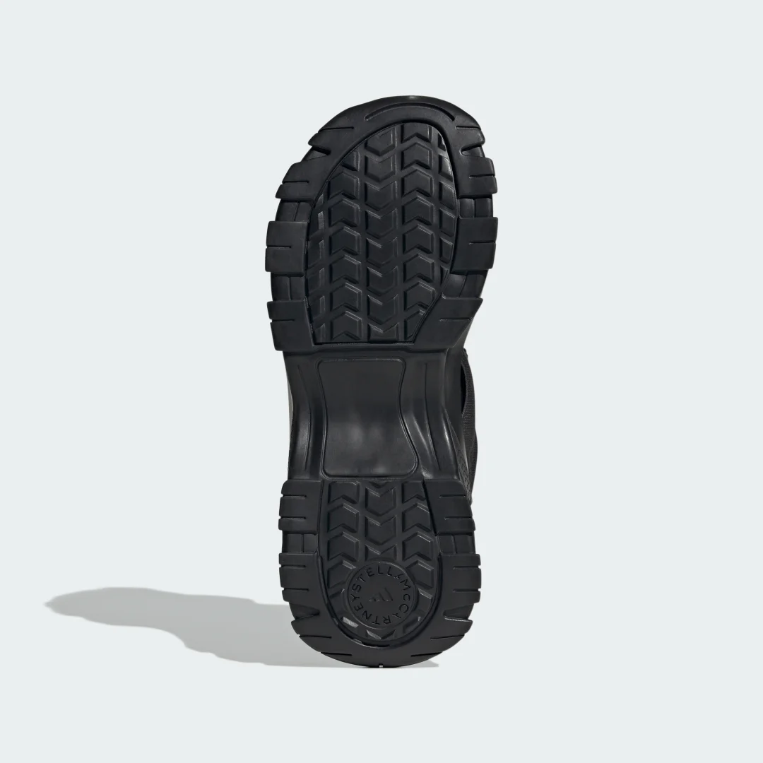 Detalle de El sello de Stella de Adidas, color negro — guía de compra