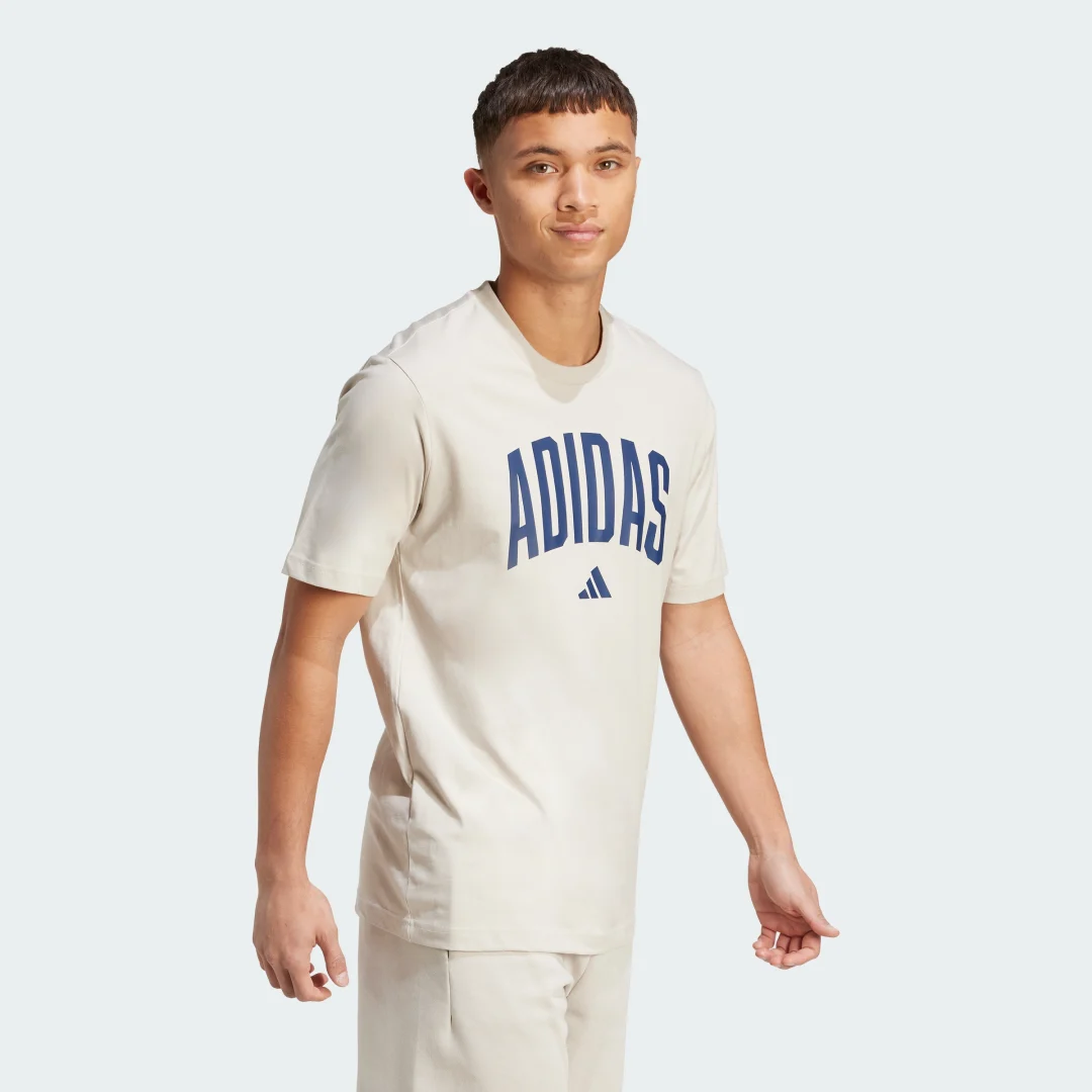Detalle de Camiseta Lineage de Adidas: estampado de inspiración universitaria en Beige