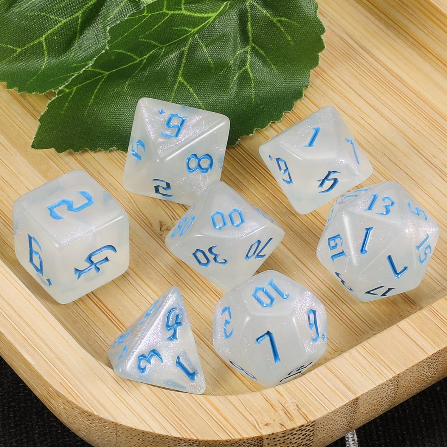 Detalle de QMAY DND Dice Polyhedral Set da 7 dadi Traslucidi con Glitter – D&D, MTG, RPG