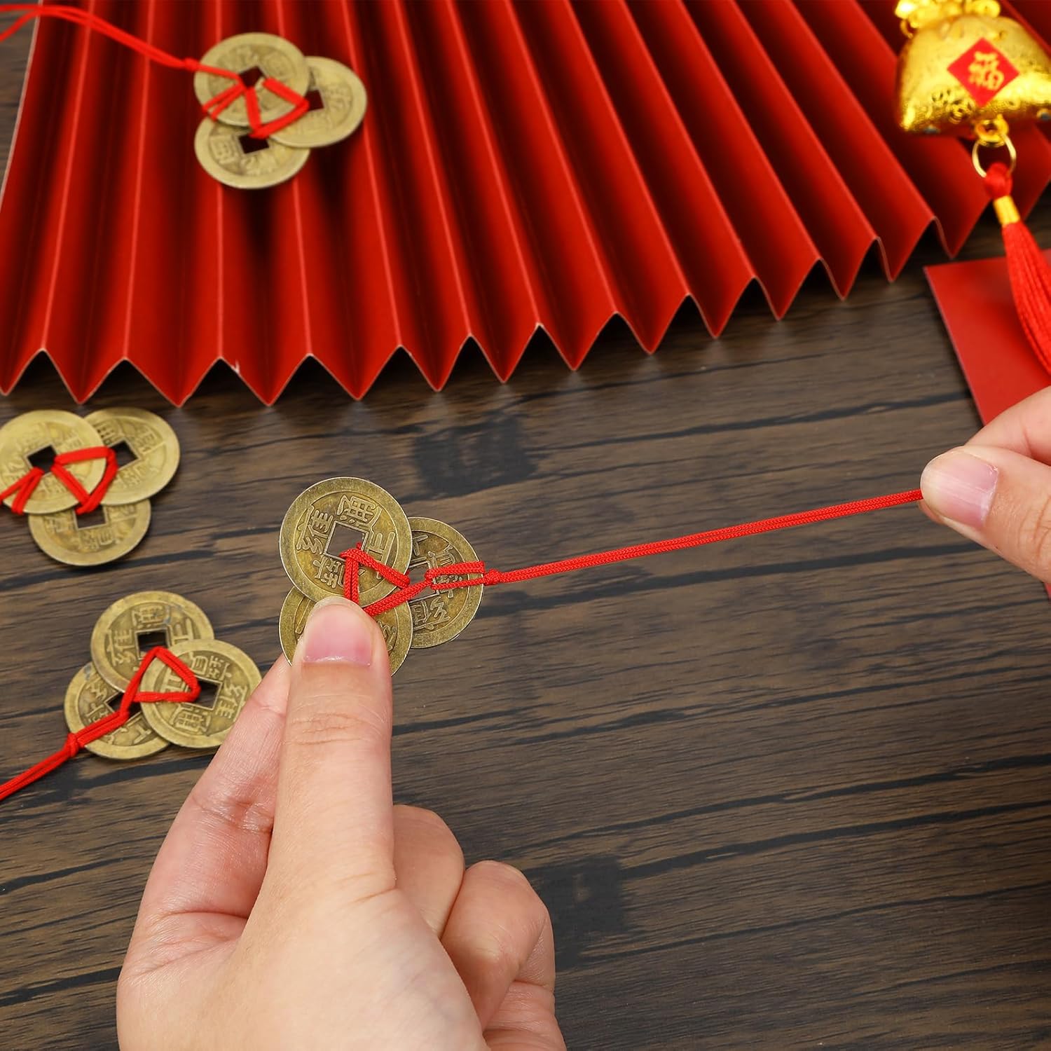 Detalle 2 de JUNEBRUSHS Chinesische Glücksmünzen – 16 Stück Bronze mit roter Schnur (4 Stile)