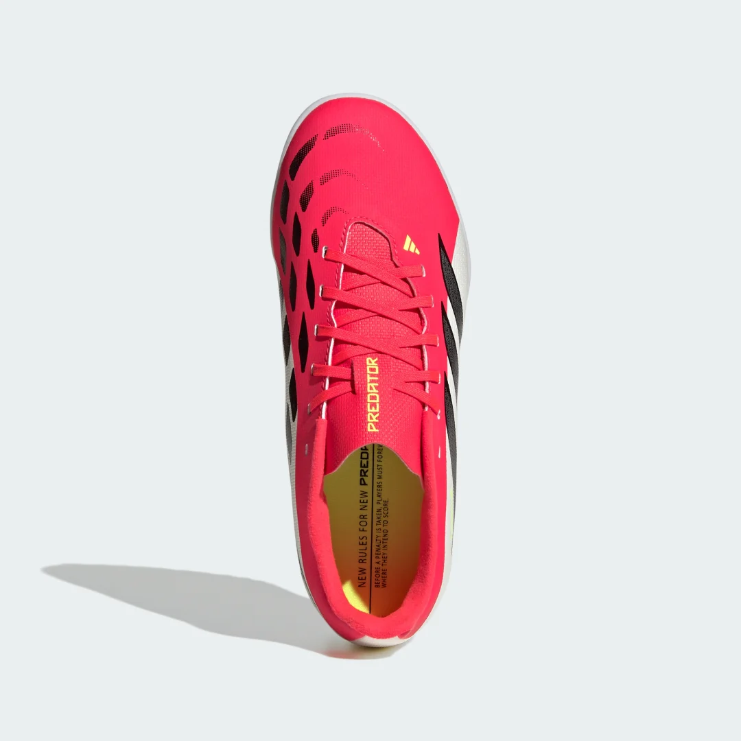 Detalle de Zapatilla de fútbol Predator Club moqueta de Adidas en Rojo