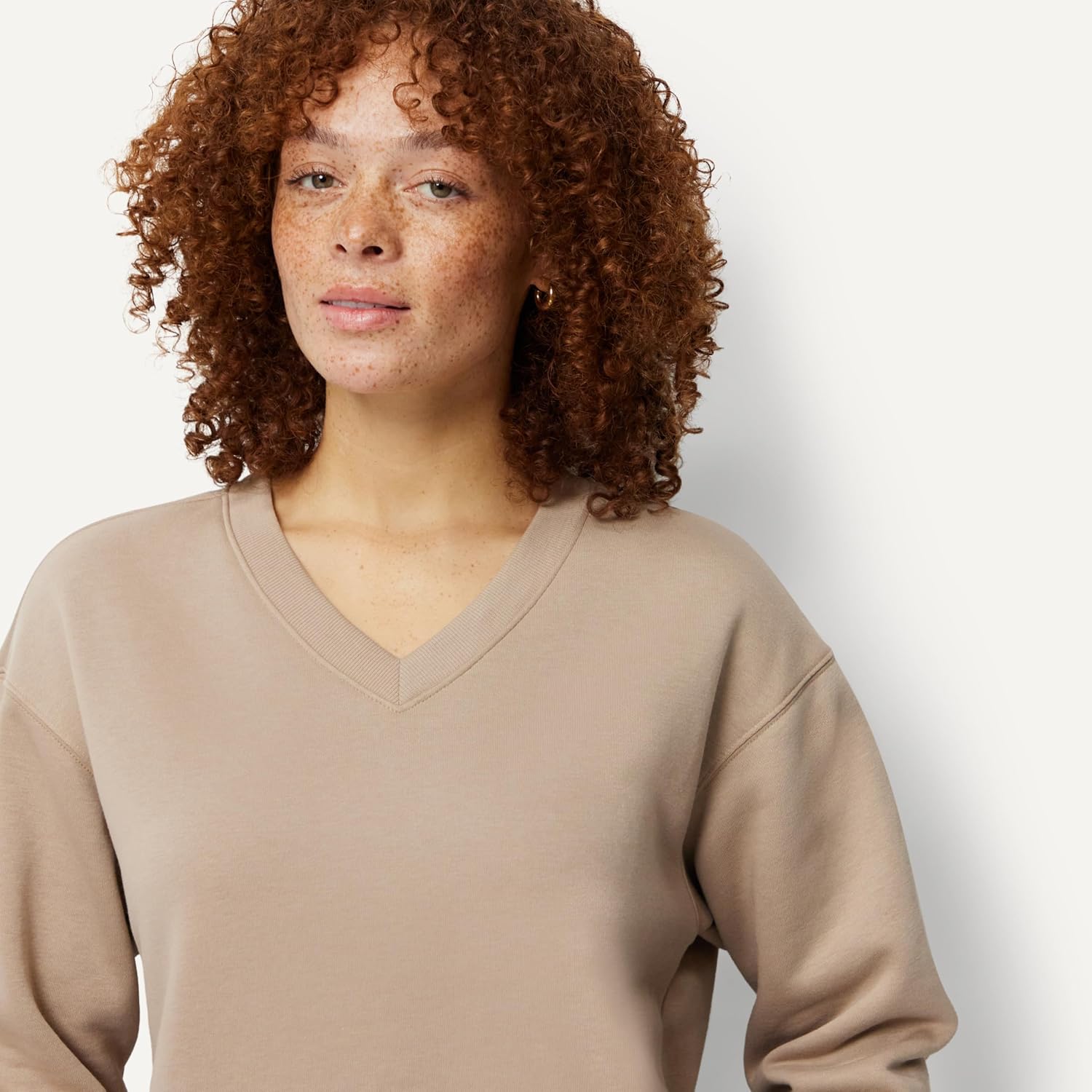 Detalle de Amazon Essentials Femme Pull Oversize en Polaire à col en V — Doux, polyvalent et confortable