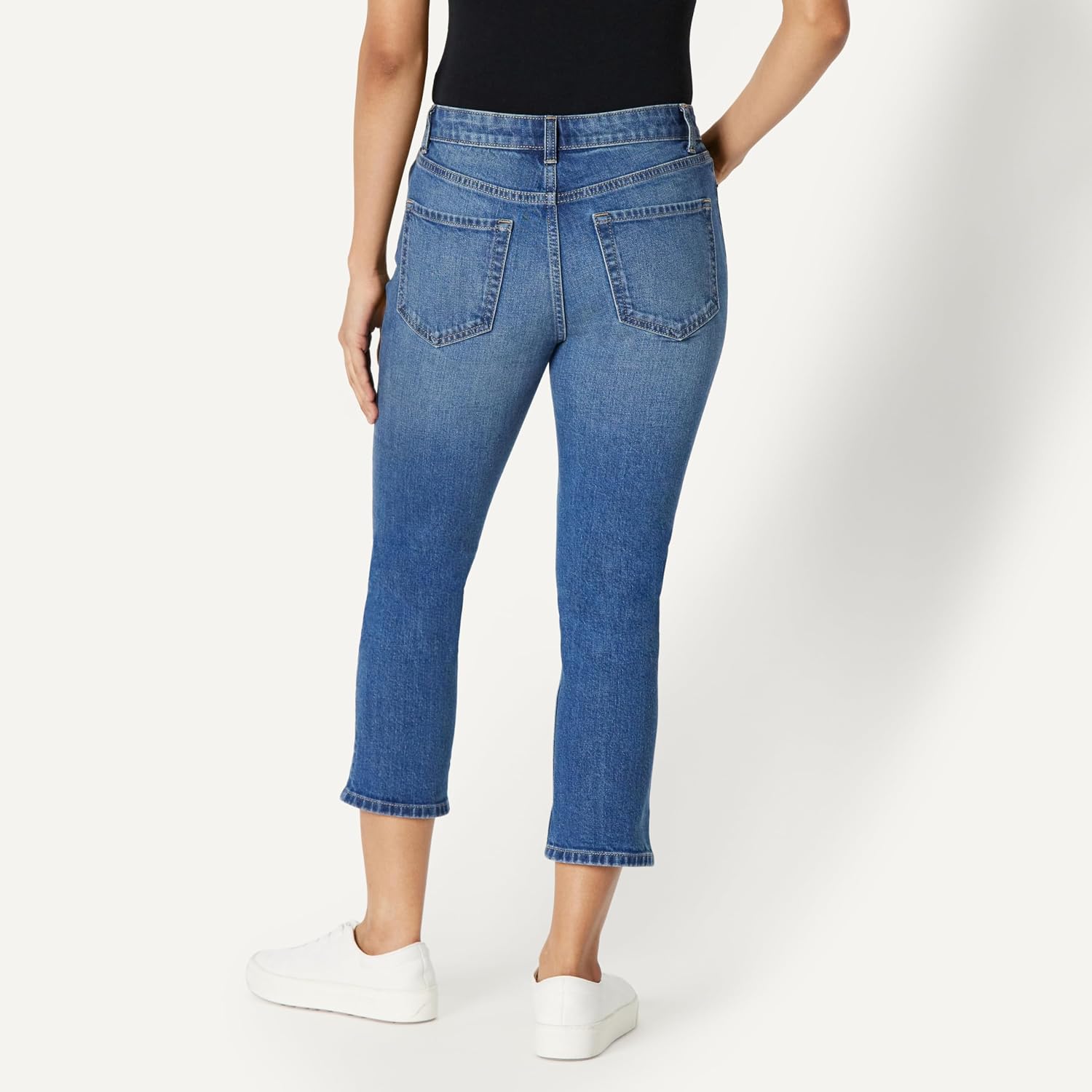 Detalle 2 de Amazon Essentials Women’s Low-Stretch Slim-Fit Mid-Rise Capri Jean