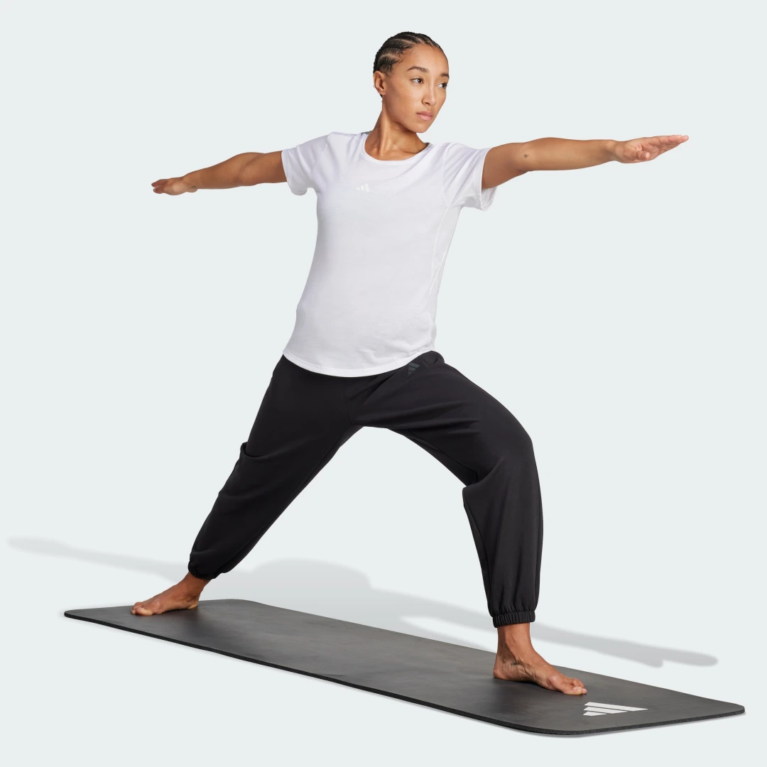 Detalle de Camiseta Yoga Essentials de Adidas: blanco, cómoda y versátil para tus sesiones