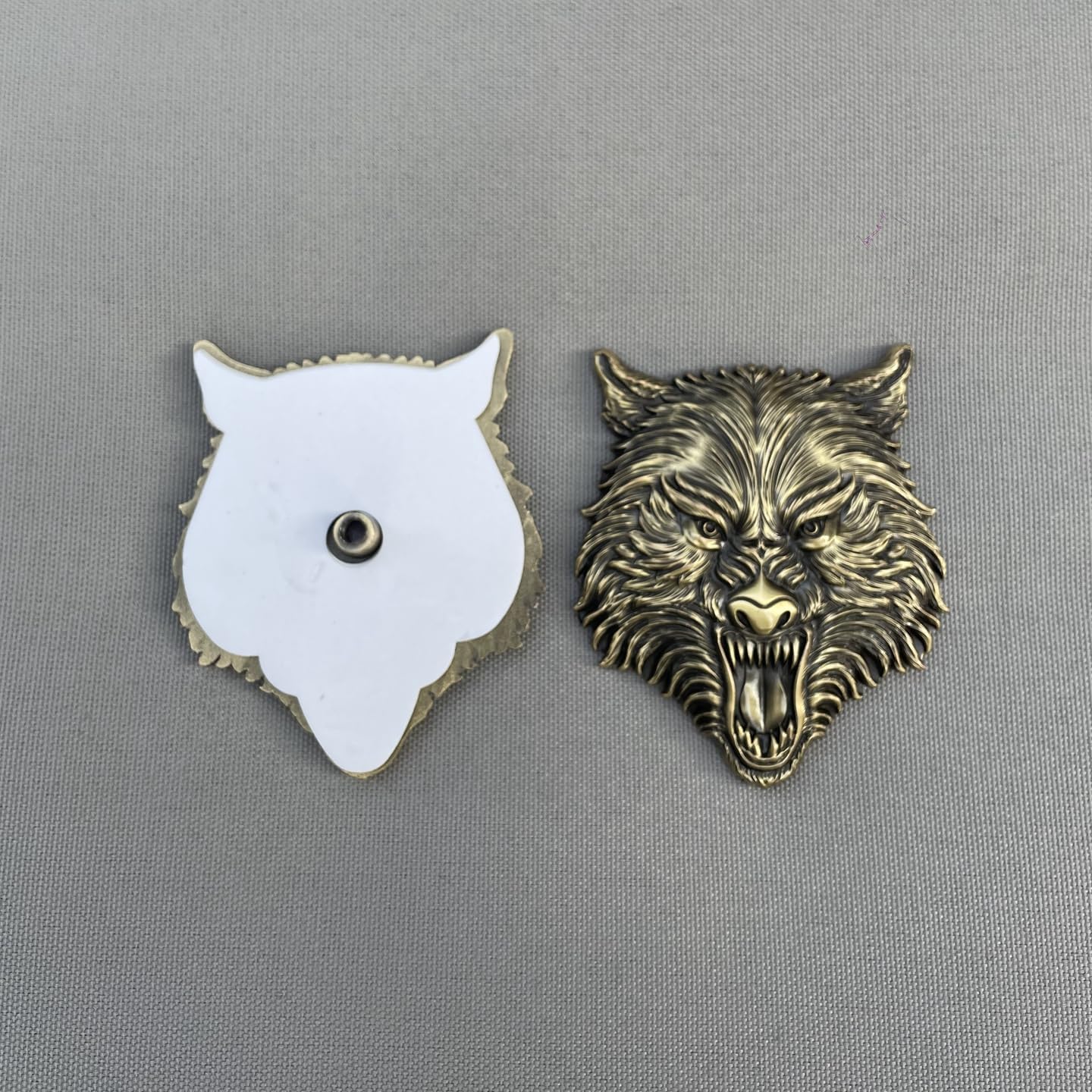 Detalle 2 de Wolf Head Car Emblem, Bronze