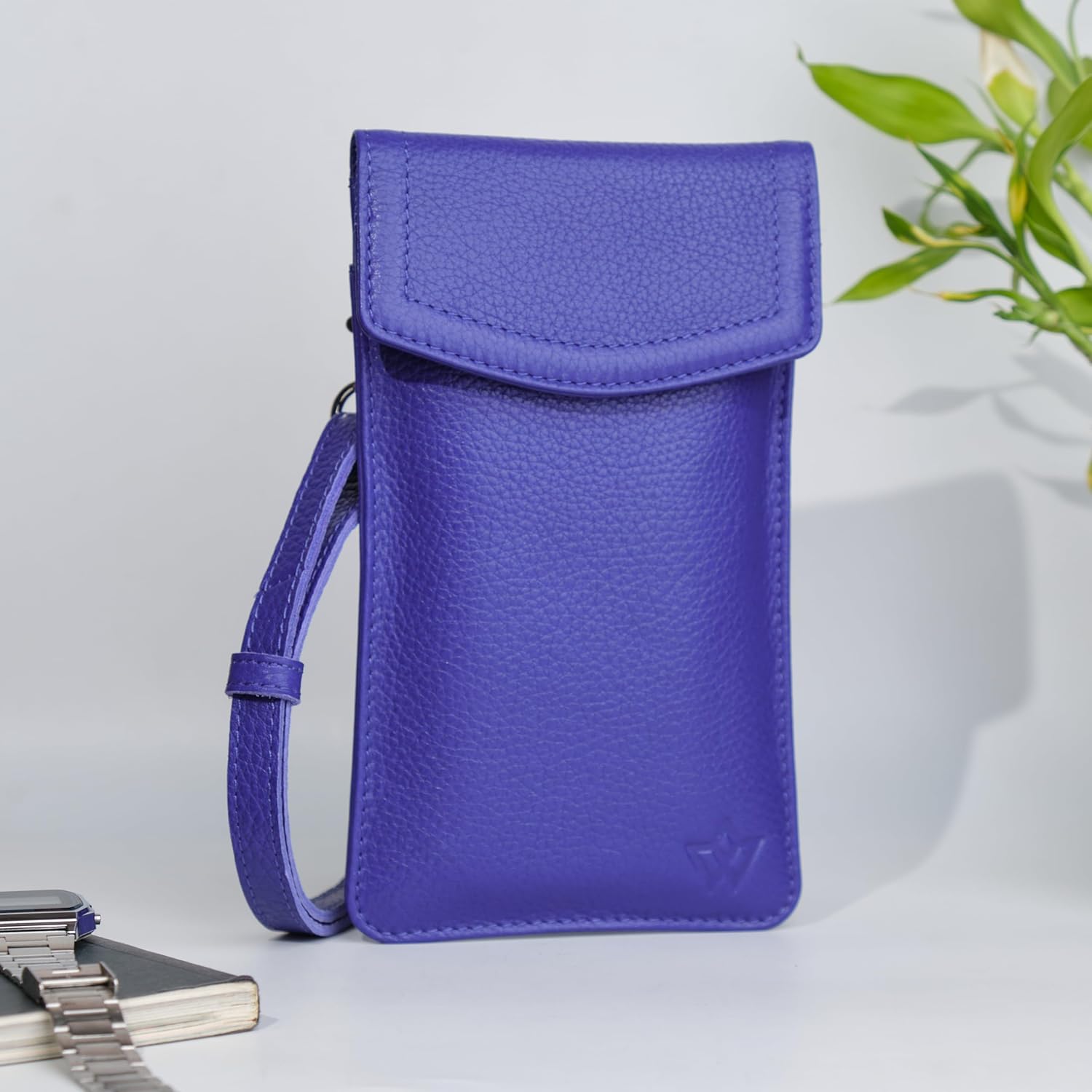 Detalle de WASAMA Sidekick Crossbody Phone Bag — Genuine Leather, RFID‑Protected, Two Versions