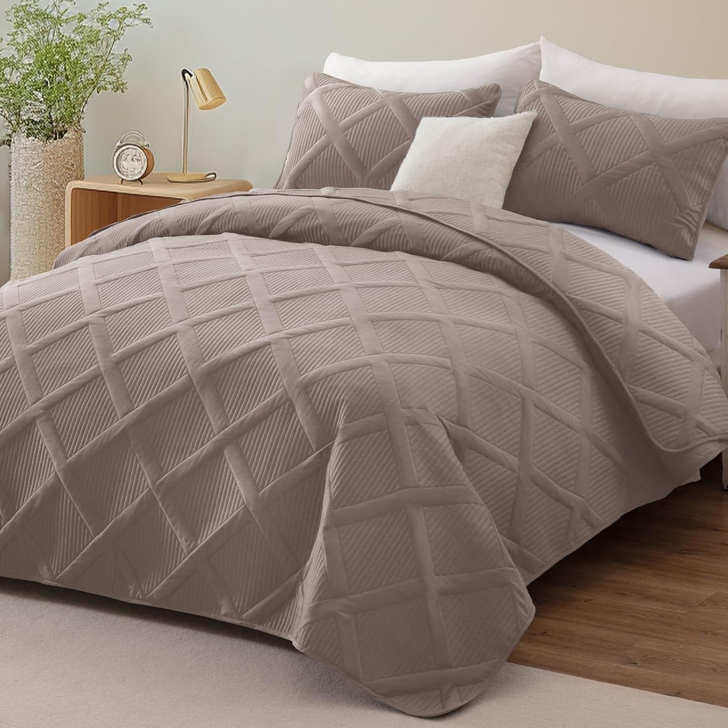 Detalle 2 de Exclusivo Mezcla QS-12-QTP 3-Piece Quilt Set, Taupe Microfiber, Geometric Pattern