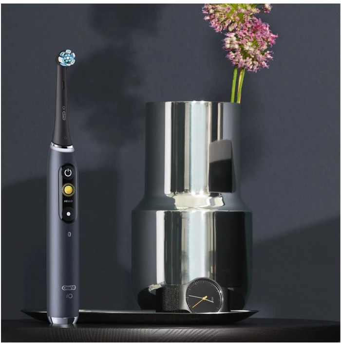 Detalle de Oral-B iO 9 Holiday Edition mit zusätzlichen Aufsteckbürsten – präzise Reinigung und KI-Feedback