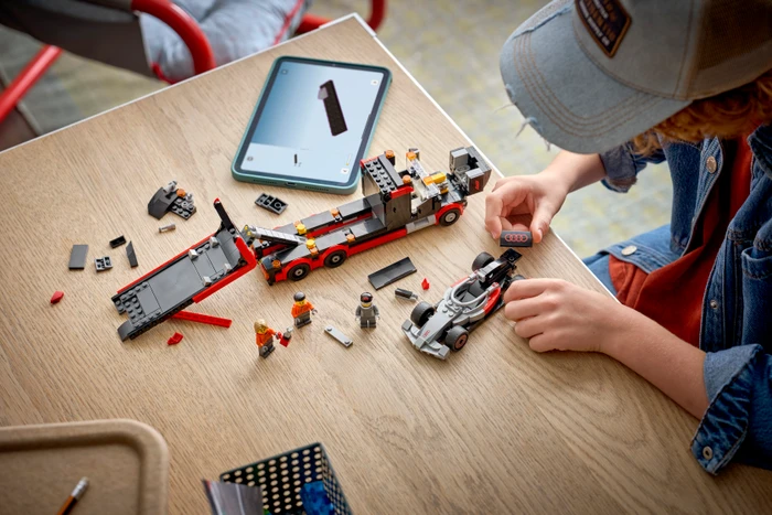 Thumbnail 8 de LEGO City 60493 F1 Truck mit Audi F1 Rennwagen – Bau- und Ausstellungsset