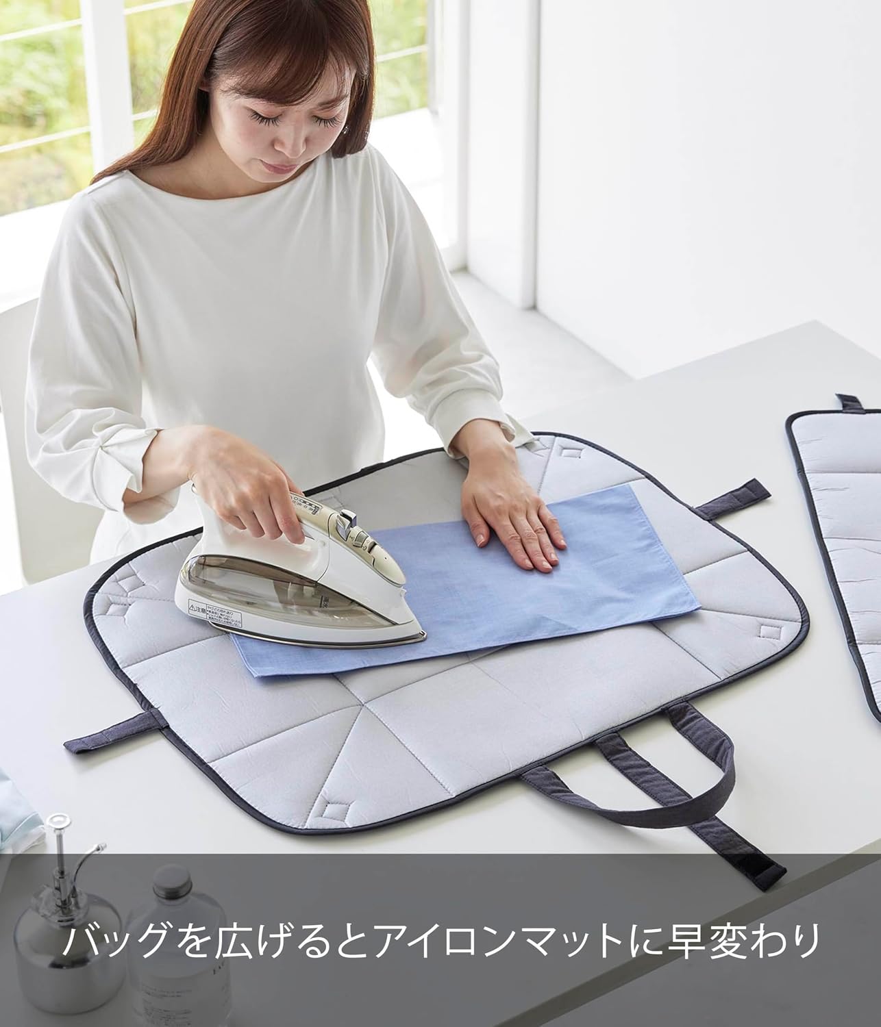 Detalle de 山崎実業 2136 アイロン収納マット ダークグレー・大判掛け面・仕上げ馬付き