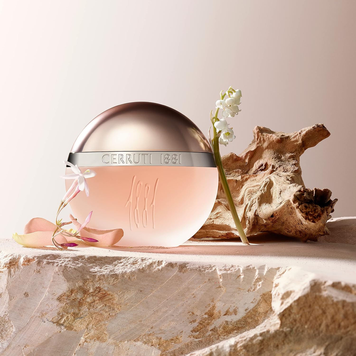 Detalle de Cerruti 1881 Femme Eau De Toilette 30ml — A Subtle, Classic Floral-Wood Sheen