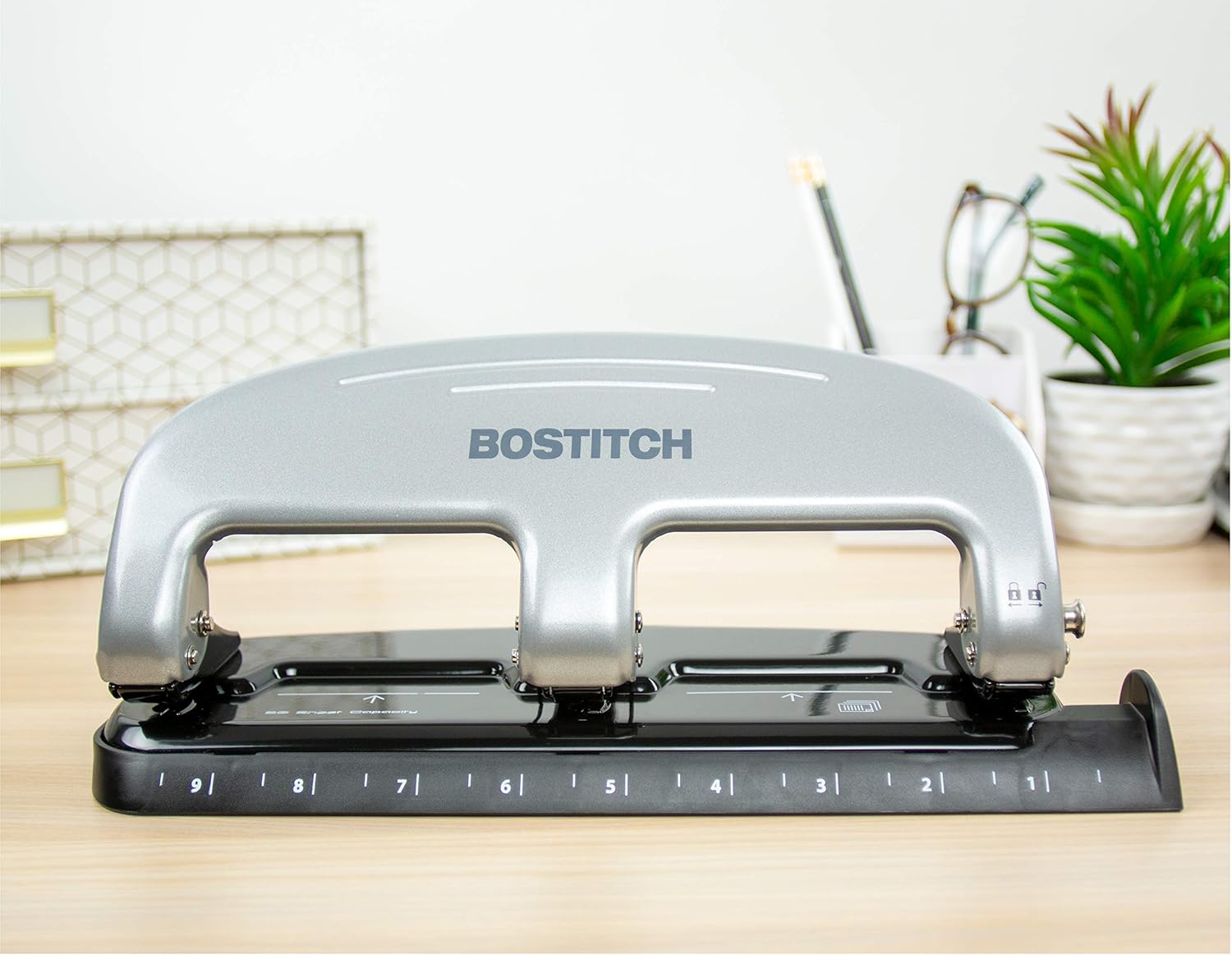 Thumbnail 1 de Bostitch Office EZ Squeeze 3-Hole Punch, 20-sheet 📎